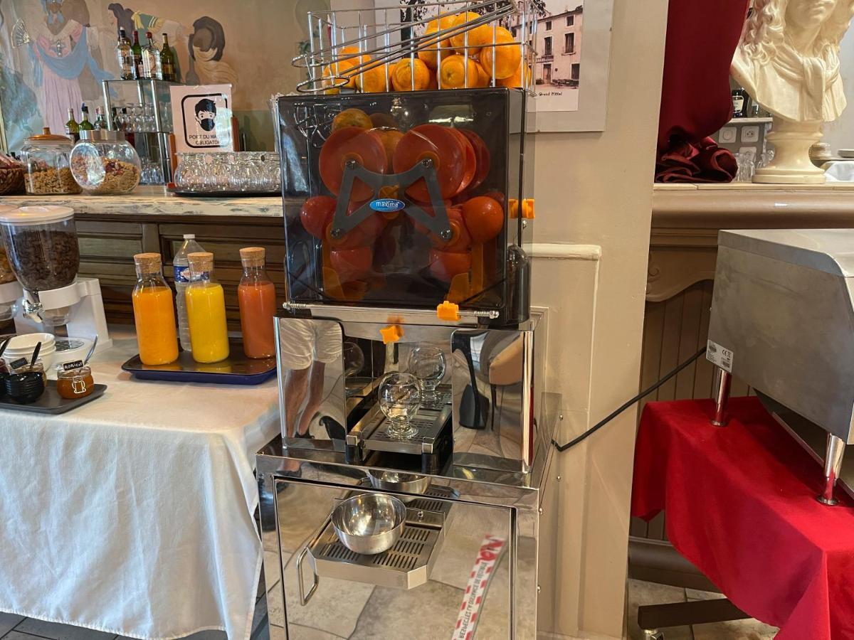 Le Grand Hotel Moliere Pezenas Bagian luar foto