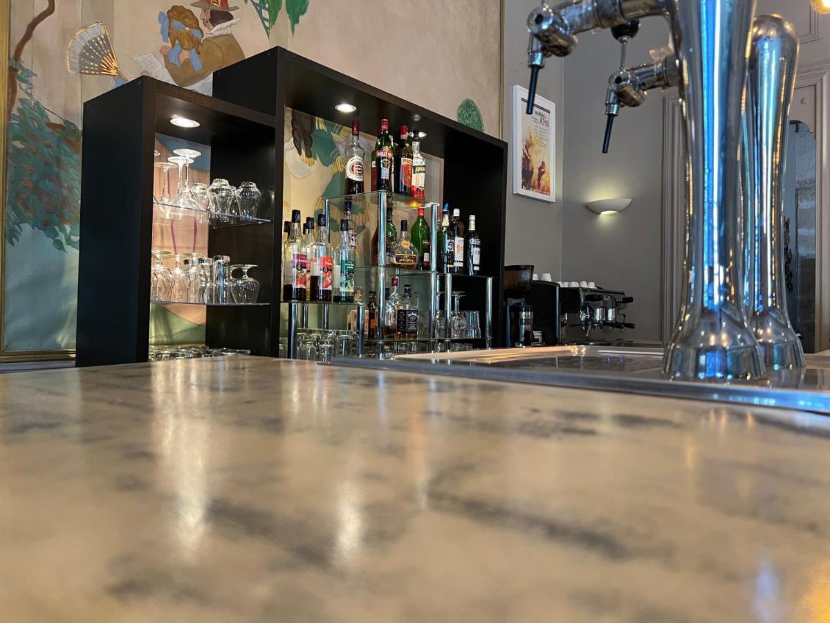 Le Grand Hotel Moliere Pezenas Bagian luar foto
