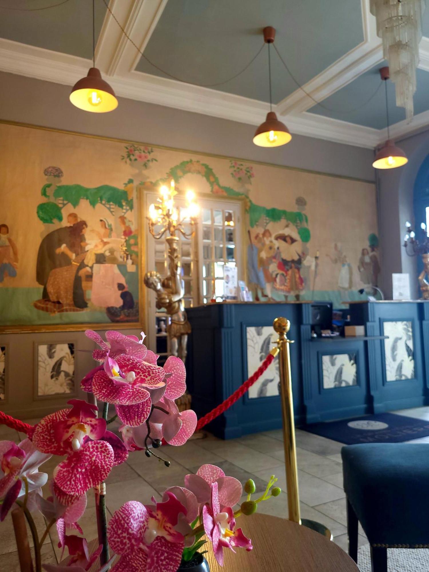 Le Grand Hotel Moliere Pezenas Bagian luar foto