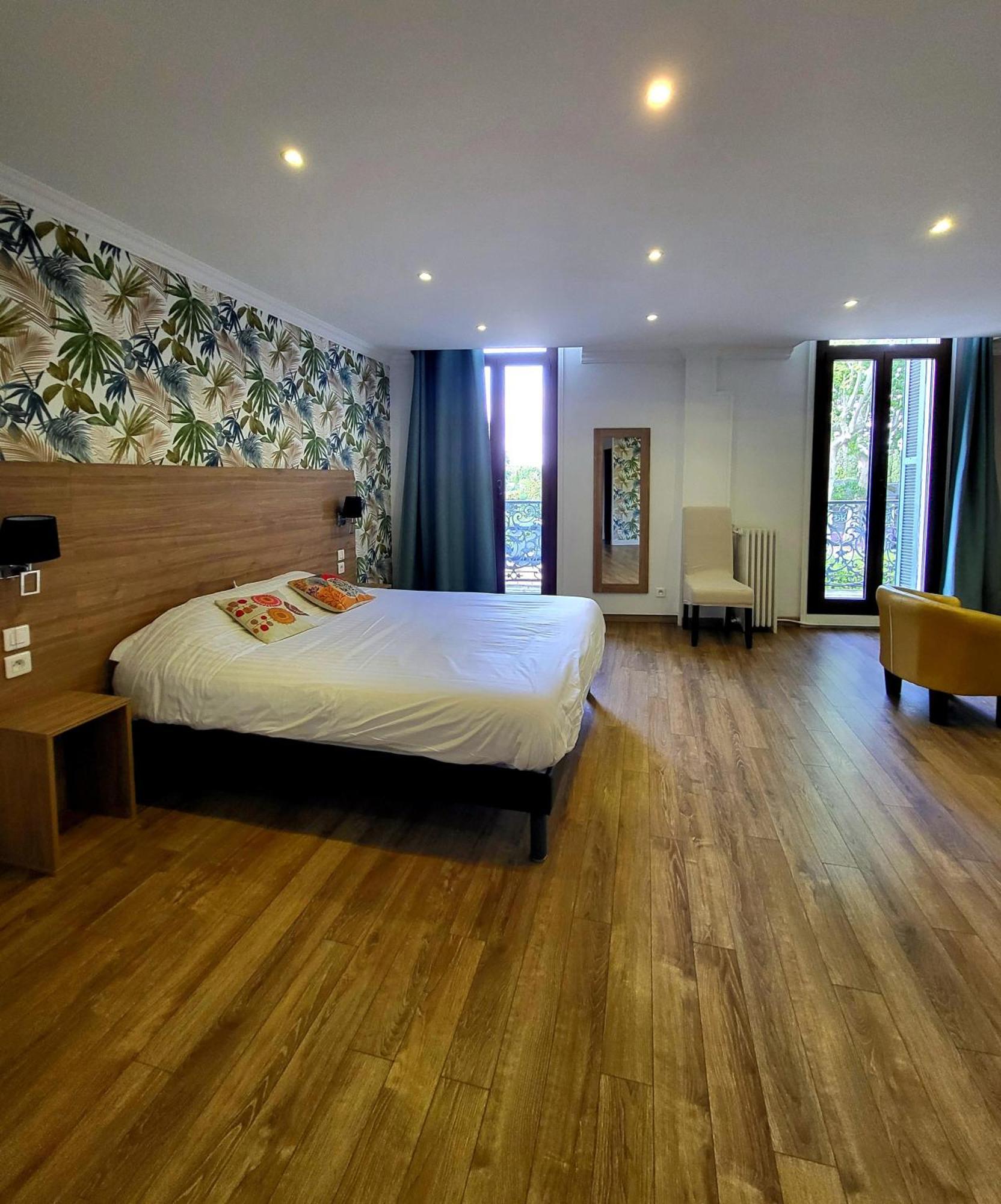 Le Grand Hotel Moliere Pezenas Bagian luar foto